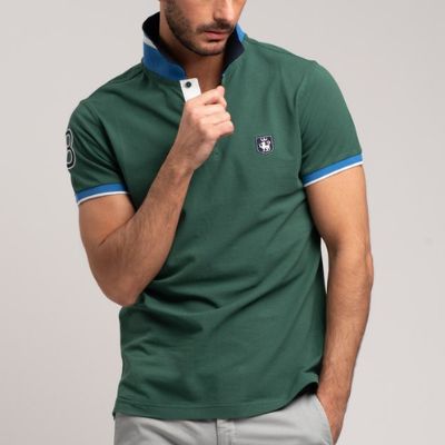 Polo uomo manica corta tinta unita realizzata in cotone piquet con patch applicati